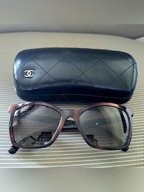 CHANEL Brown Tortoiseshell Sunglasses with Black Quilted Case